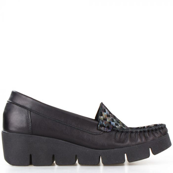 Mokasyny na koturnie skórzane z kolorowym wzorem czarne Sempre