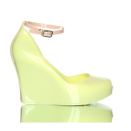 Kanarkowe meliski. Gumowe buty na koturnie. Wygodne, praktyczne i stylowe obuwie.