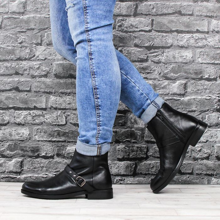 Skórzane botki z klamrą czarne Monnari