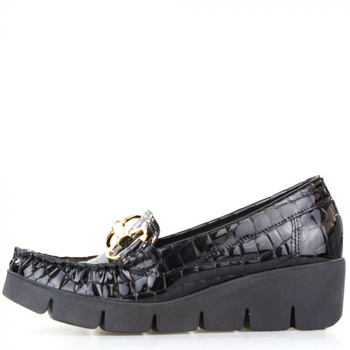 Mokasyny na koturnie skórzane lakierowane wężowe czarne Sempre