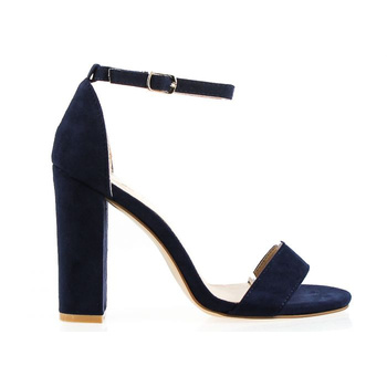 Zamszowe sandały na słupku
