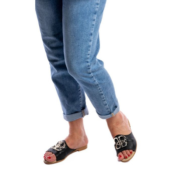 Klapki czarne z groszkową fakturą i złotą ozdobą Optimo 512