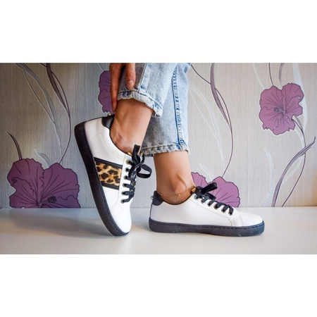 Tenisówki w panterkę białe