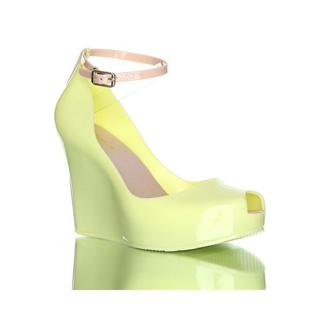 Kanarkowe meliski. Gumowe buty na koturnie. Wygodne, praktyczne i stylowe obuwie.