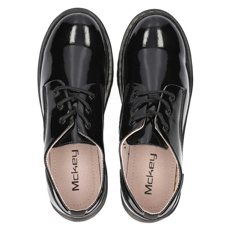 Półbuty skórzane na obcasie lakierowane czarne