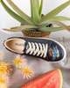 Sneakersy wegańskie z Fridą Kahlo czarne Mumka FRIDASNK25-003