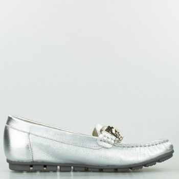 Mokasyny skórzane ze srebrnym łańcuchem połyskujące srebrne Sempre