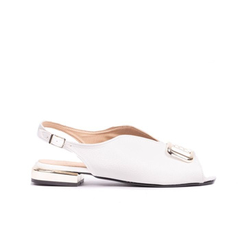 Sandały płaskie zabudowane ze złotą ozdobą matowe białe Optimo 511