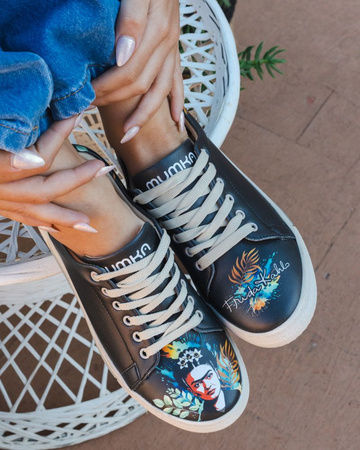 Sneakersy wegańskie z Fridą Kahlo czarne Mumka FRIDASNK25-003