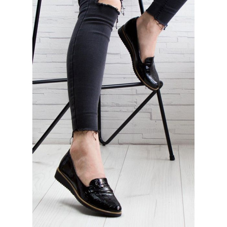 Mokasyny na koturnie wężowe lakierowane czarne Optimo