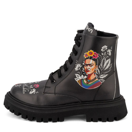 Workery na platformie wegańskie czarne Frida Kahlo Mumka FRIDABOTAXT25-001