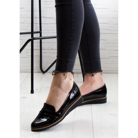 Mokasyny na koturnie wężowe lakierowane czarne Optimo