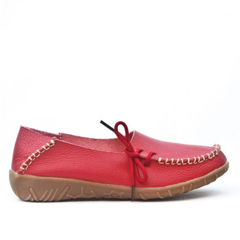 Czerwone skórzane mokasyny