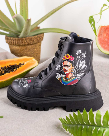 Workery na platformie wegańskie czarne Frida Kahlo Mumka FRIDABOTAXT25-001