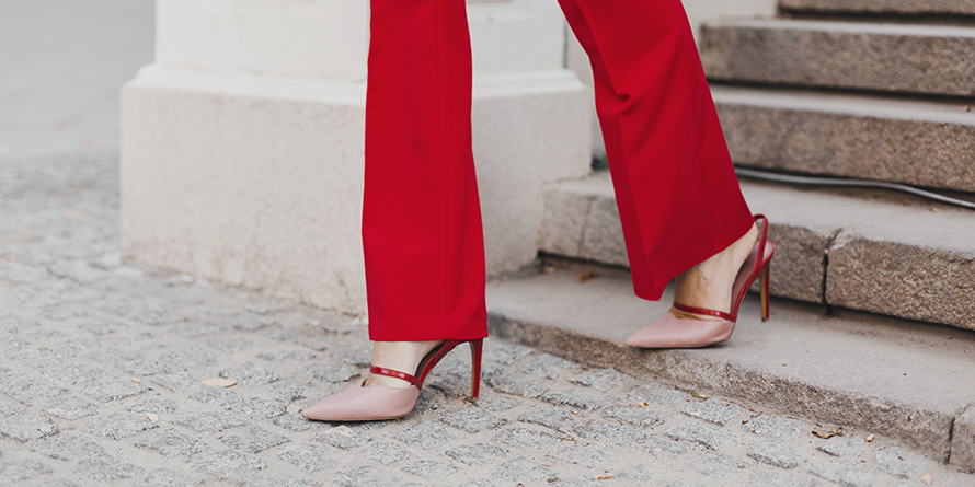 Czerwone sandały na szpilce – do romantycznych stylizacji