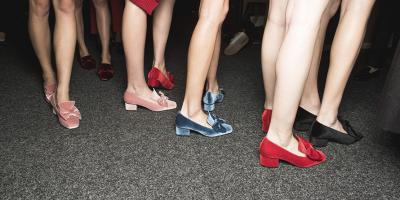 Klipsy, spinki i ozdoby do butów - zmień nudne buty w eleganckie obuwie